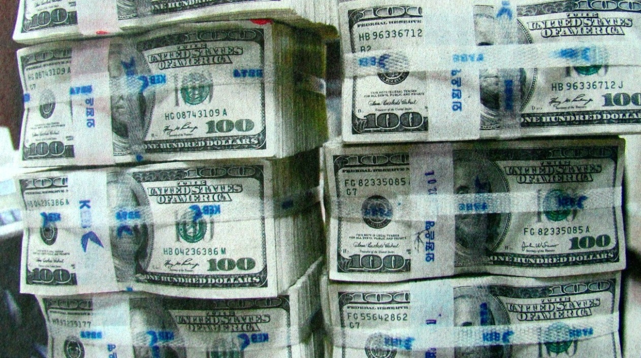 Деньги доллары в банке упаковка США. Много пачек долларов на море. 140 Долларов. Новые пачки стодолларовых купюр США.